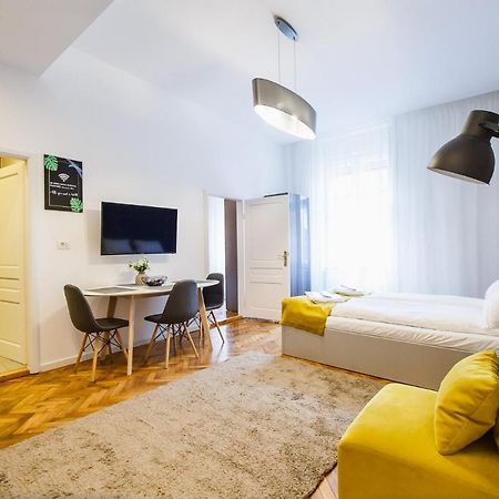 Eat It Cozy Downtown Apartments オラデア エクステリア 写真